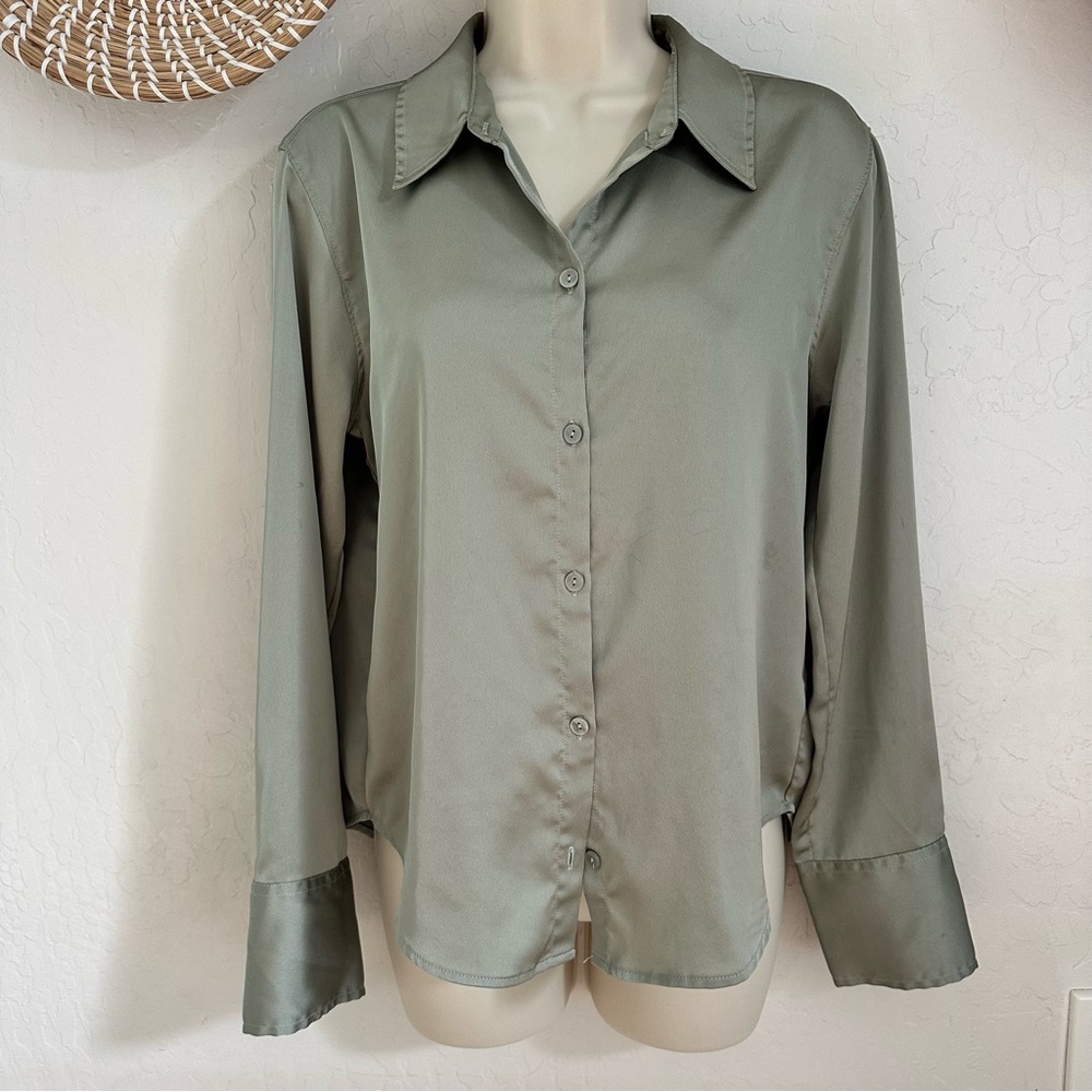 Abercrombie & Fitch Women's Satin Button Down Shirt in Sage. Size Small